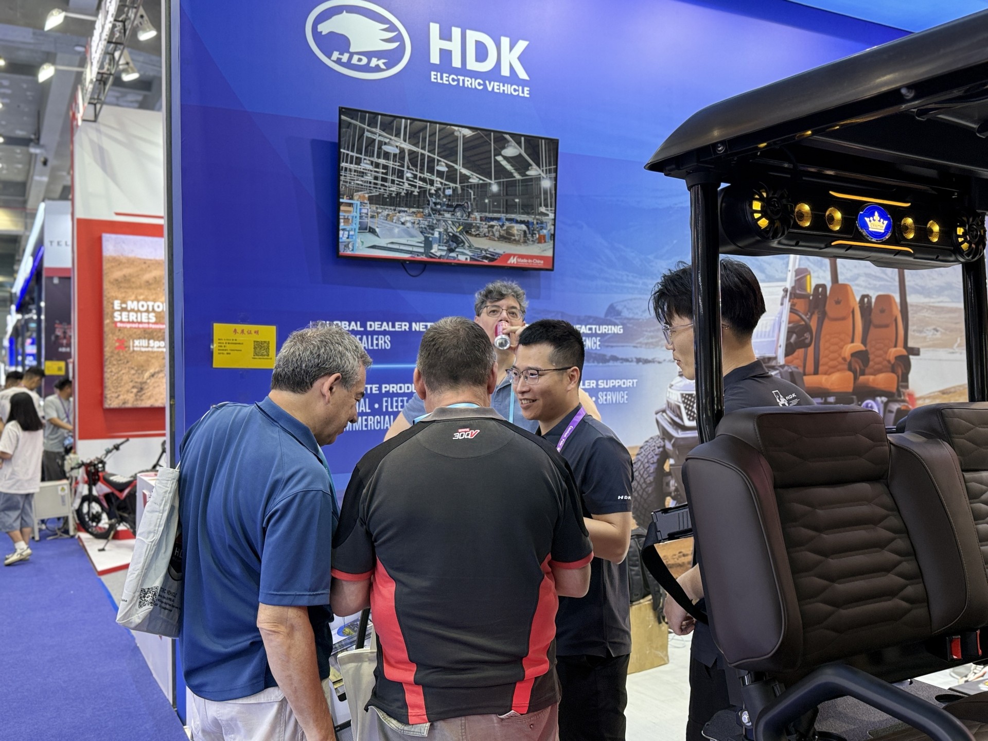 HDK sales team discussing configuration options with overseas buyers at the 140th Canton Fair